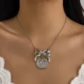 Elegante Halskette aus Silberlegierung mit Schleife und rundem Münzanhänger für Damen - Halskette (656474) / Silber