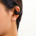 Orecchino ear cuff nero testurizzato su modella per orecchie senza buco - Chiusura a Vite / Nero