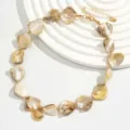 Detailansicht der Halskette im Ozean-Stil mit Muschelstücken und goldenem Muschel-Anhänger - Halskette (1056640) / Weiß