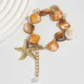 Nahaufnahme einer Meeresstil-Halskette mit orangefarbenen Muscheln und Seestern - Armband (1052460) / Orange