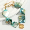 Boho-Armband im Meeresstil mit türkisfarbenen Muschelstücken und goldenem Anhänger - Armband (1052488) / Blau