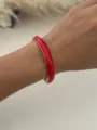Lebhafter roter Emaille-Armreif im Boho-Stil mit goldfarbenem Rand, getragen am Handgelenk - Rot Gold Fein Rund (3583)