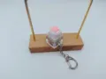 Vista detallada de un llavero luminoso con forma de pata de gato rosa hecho de silicona suave - Estilo Pata de Gato / Sin Luz / Blanco Rosa - Cadena Regular