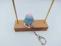 Primer plano de un llavero con tecla de teclado mecánico azul y una huella de gato de silicona - Estilo Pata de Gato / Sin Luz / Azul Claro - Cadena Regular