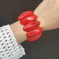 Bracciale elastico in resina marmorizzata rosso Angola per accessori moda donna di tendenza - Stile Patchwork in Marmo (03023) / rosso Angola