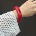 Bracciale rigido in resina rosso Angola con sfaccettature geometriche e sfumature marmo. - Stile Geometrico Irregolare (03021) / rosso Angola
