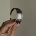 Primo piano di bracciale rigido multistrato in filo d'argento dal design lineare. - Stile Linea Multistrato (181164) / Argento