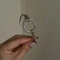 Vista dettagliata di un bracciale rigido aperto argento multistrato dal design minimal - Stile ad Anello a Doppia Linea (1812418) / Argento