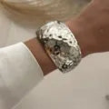 Primo piano del bracciale a polsino in argento martellato con trama ondulata - Stile Martellato (213) / Argento