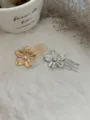 Detailansicht eleganter Blumen-Haarkämme in Gold und Silber mit Perlenverzierung - Fünfblättriges Blumen-Perlen-Design / 1 Stück / Gold 4