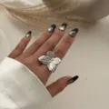 Exquisiter silberfarbener Schmetterlingsring mit detaillierten Flügeln an einer Hand - Schmetterlingsstil (Kupfer 213) / Silber