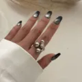 Detailaufnahme eines silbernen, klobigen Rings mit organischem Flüssigmetalldesign - Doppel-Wassertropfen-Ringstil (Kupfer 213) / Silber