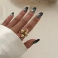 Detailansicht eines unregelmäßigen Goldrings mit glänzendem Flüssigmetall-Finish - Doppel-Wassertropfen-Ringstil (Kupfer 213) / Gold