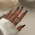 Detailansicht eines silbernen, ineinandergreifenden Rings mit einzigartigem Metalldesign - Gebogener Mehrschichtiger Feder Offener Ring (217) / Silber