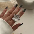 Eleganter, kräftiger silberner Ring mit fünfblättriger Blume und strahlender Textur am Finger. - Strukturierter Fünfblättriger Blumenring (217) / Silber