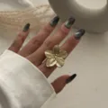 Detailaufnahme eines großen goldfarbenen Blumenrings mit strukturierten Metallblättern - Strukturierter Fünfblättriger Blumenring (217) / Gold