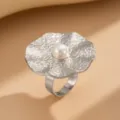 Detailansicht eines silbernen Blütenrings mit weißer Perle und strukturierter Oberfläche - Silber Unregelmäßiger Gehämmerter Perlen Offener Ring (0844)