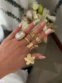 Elegante set di anelli vintage color oro con perle barocche e motivi floreali sulla mano. - Taglia unica / Collezione di Perle Floreali Vintage Oro (4145539)