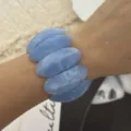 Trendiges blau marmoriertes Harz-Armband mit klobigen geometrischen Segmenten für Damen - Geometrischer ovaler Blockstil (03033) / Himmelblau