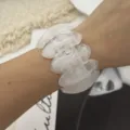 Schickes breites elastisches Armband aus weißem Harz mit geometrischen Acrylteilen - Geometrischer ovaler Blockstil (03026) / Eiskristallweiß