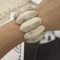 Modisches, klobiges Armband aus beigem Marmorharz mit auffälligem geometrischem Design - Marmor-Patchwork-Stil (03027) / Marmor