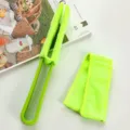 Detalle del cepillo de limpieza para persianas verde neón con funda de microfibra - Verde