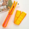 Detalle del cepillo limpiador de persianas con mango naranja y fundas de microfibra amarillas - Naranja