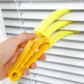 Cepillo portátil para limpiar persianas venecianas con fundas de microfibra lavables. - Cepillo para persianas individual - en bolsa / Amarillo