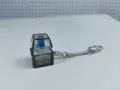 Close-up van een mechanische toetsenbordschakelaar sleutelhanger met blauwe schakelaar. - Enkele Toets / Geen Licht / Zwart