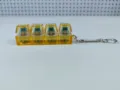 Detailweergave van een 4-toets transparant gele mechanische schakelaar tester sleutelhanger. - 4-Key Style / Geen Licht / Oranje