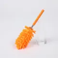 Detalle del plumero telescópico de chenilla naranja con mango de acero inoxidable - Naranja