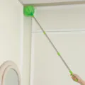 Plumero de techo de mango largo cepillo de limpieza de telarañas para el hogar verde. - Poste de 3 secciones verde + cepillo para telarañas