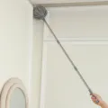 Plumero extensible para techos con mango telescópico y cabezal de microfibra gris suave. - Poste de 3 secciones gris + cepillo para telarañas