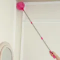 Ausziehbarer Staubwedel mit rosa Mikrofaser Kopf für hohe Deckenreinigung zu Hause. - 3-teilige Stange Rosérot & Spinnwebenbürste