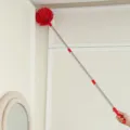Ausziehbarer Deckenwedel mit Teleskopstange und weichen Borsten für die einfache Reinigung. - 3-teilige Stange Rot & Spinnwebenbürste