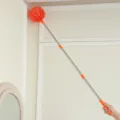 Ausziehbarer Deckenwedel mit Teleskopstange aus Edelstahl und orangefarbenem Kopf für die Reinigung. - 3-teilige Stange Orange & Spinnwebenbürste