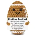 Dettaglio di una bambola di football all'uncinetto fatta a mano con messaggio positivo - Football Americano Stile A (Positivo)
