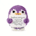 Handgemaakte gehaakte positieve pinguïn knuffel met een inspirerende boodschapkaart. - Paarse Pinguïn (Positieve Kaart) / Paars