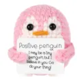 Gedetailleerde weergave van een handgemaakte roze gehaakte pinguïn met een positieve kaart - Roze Pinguïn (Positieve Kaart) / Roze