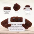 Viste dettagliate di una bambola da football all'uncinetto con biglietto. - Football Americano Stile B (Positivo)