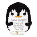 Close-up van handgehaakte positieve pinguïn met motiverende boodschapkaart - Zwarte Pinguïn (Positieve Kaart) / Zwart