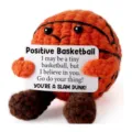 Dettaglio di bambola basket fatta a mano all'uncinetto con biglietto d'ispirazione - Basket con Gambe Marroni (Positivo)