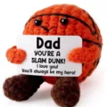 Bambola da basket fatta a mano all'uncinetto con biglietto d'auguri per papà eroe - Basket con Gambe Marroni (Papà)