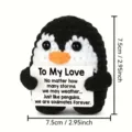 Détail d'un pingouin en crochet fait main avec carte de message positif et dimensions - Manchot Noir avec Jambes (Carte d'amour)