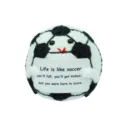 Primo piano dettagliato di un peluche a forma di palla da calcio fatto all'uncinetto - Calcio