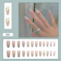 Detailansicht rosa Press-on-Nägel mit blauen French Tips und 3D-Bogenakzenten - Meersalz-Schmetterlings-Stil (Z051) / Kleber Version