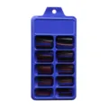 Vue macro détaillée d'un ensemble de 100 faux ongles ballerine dans un étui de rangement bleu - 100 Pièces / Style Foncé Mixte (BLC051)