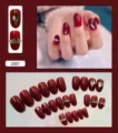 Vue détaillée de faux ongles bordeaux avec des accents de strass, lot de 24 pièces. - Style Diamant en Losange (Z001) / 24 Pièces/Ensemble