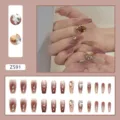 Vue détaillée de faux ongles ballerine dégradés avec des charmes de diamant 3D étincelants. - Style Énorme Diamant Pailleté (Z591) / Type à Colle