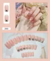 Vue détaillée de faux ongles élégants dégradé nude sur la main et disposition complète. - Style Diamant au Bout des Doigts (Z002) / 24 Pièces/Ensemble